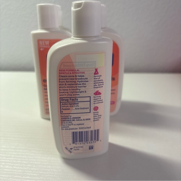 Clean & Clear Essentials Dual Action Acne Facial Moisturizer, 4 OZ- 5 pack. - Picture 3 of 4